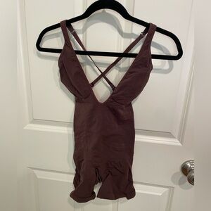 Skims SEAMLESS SCULPT DEEP PLUNGE SHORT BODYSUIT | color: COCOA